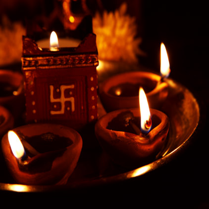 Thali Me Diwali Par Diye Jalte Huye